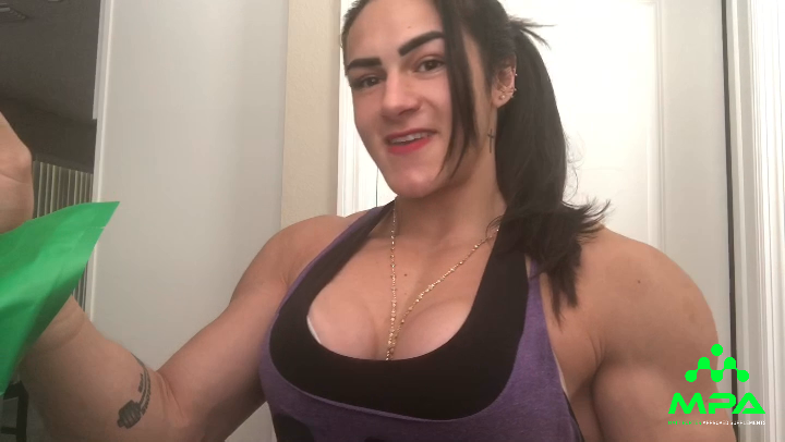 IFBB Pro Natalia Coelho: What She Eats Post Workout