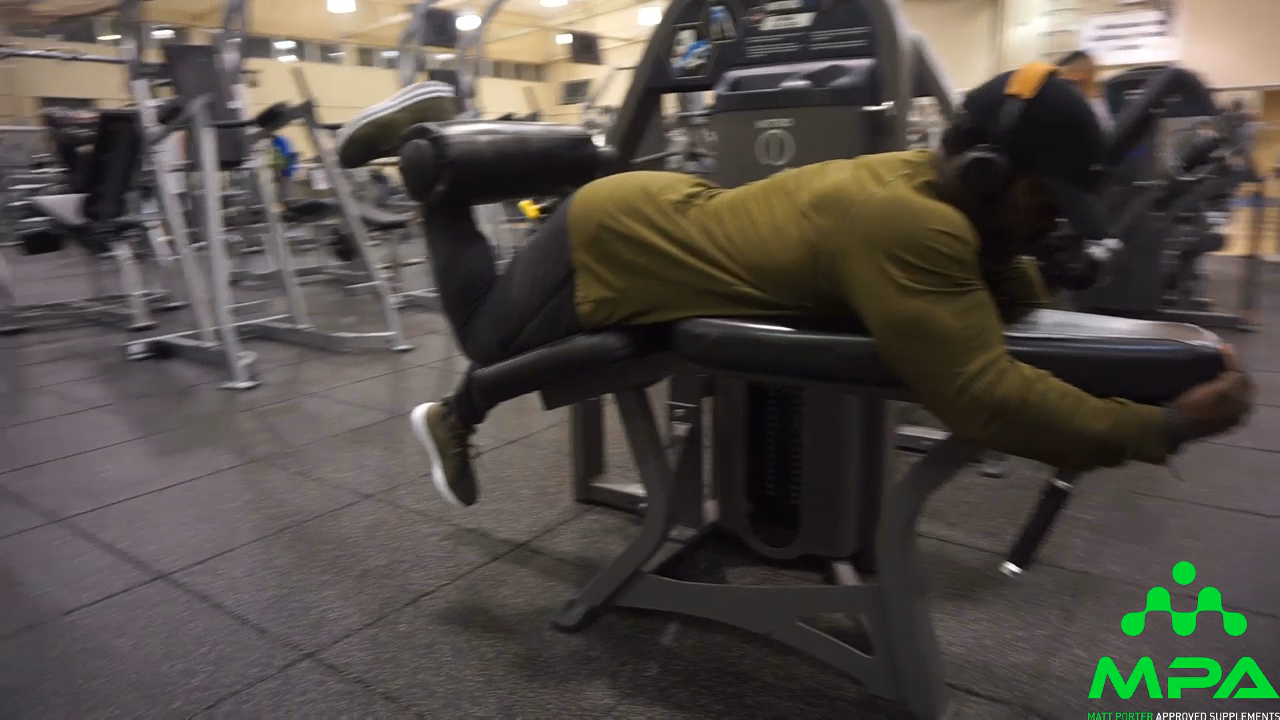 IFBB Pro Terrence hits Hammies